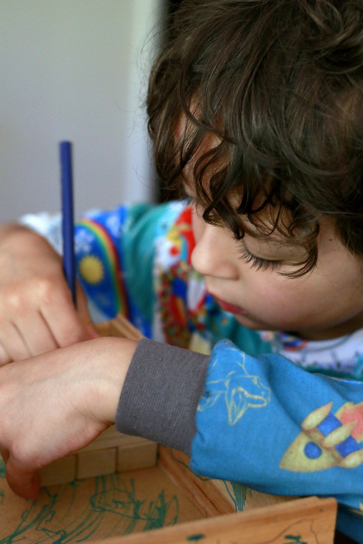 Criança desenvolvendo habilidades por meio de blocos educativos