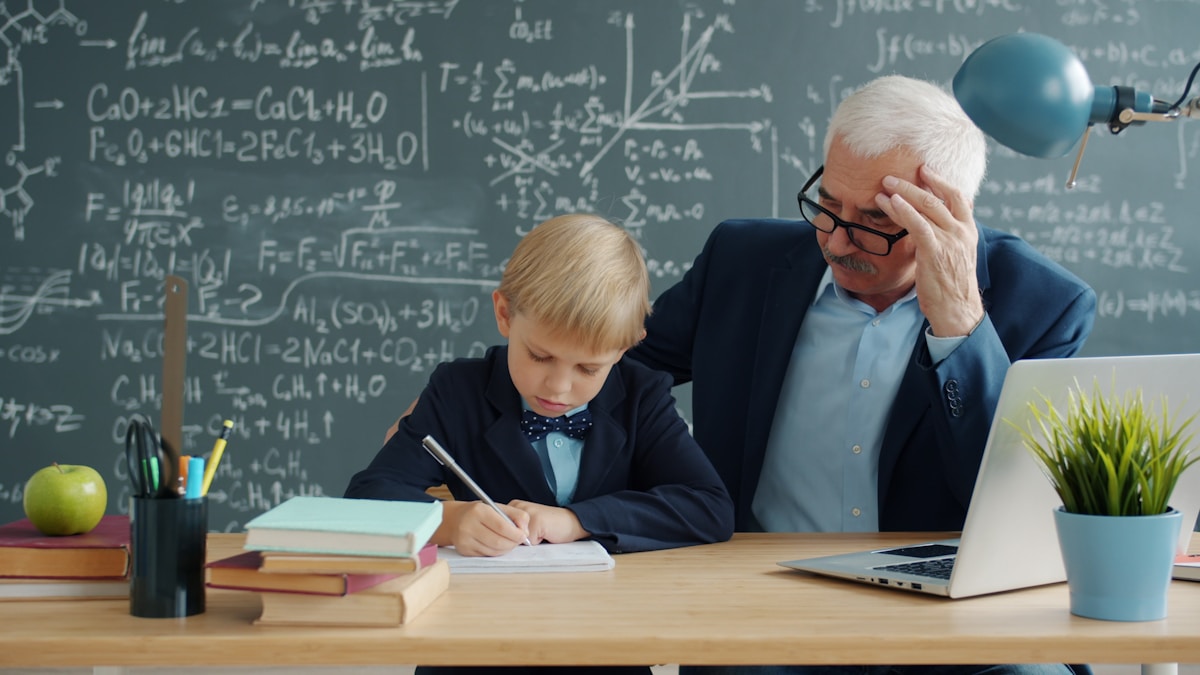 Estudante resolvendo atividades de matemática com orientação