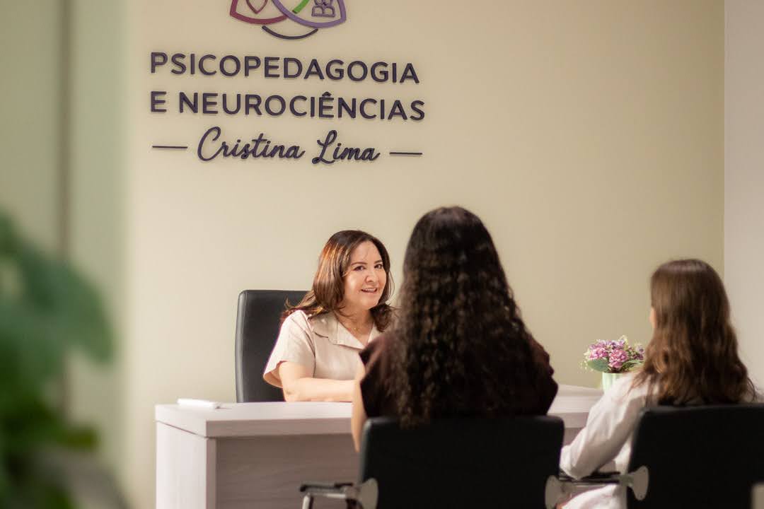 Cristina Lima acolhendo uma família no consultório