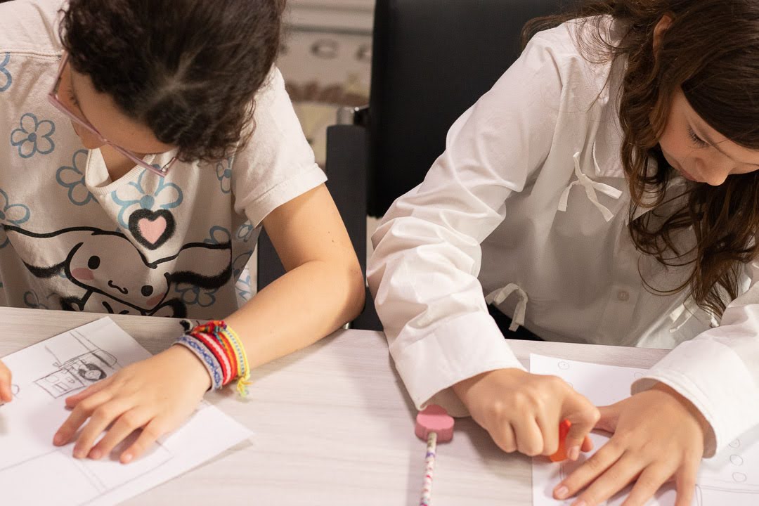 Atividades de desenho e escrita realizadas no atendimento