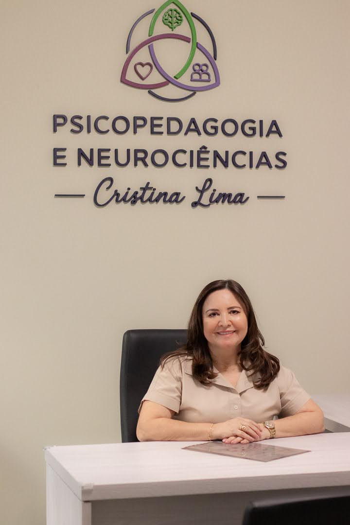 Cristina Lima em seu consultório de Psicopedagogia e Neurociências